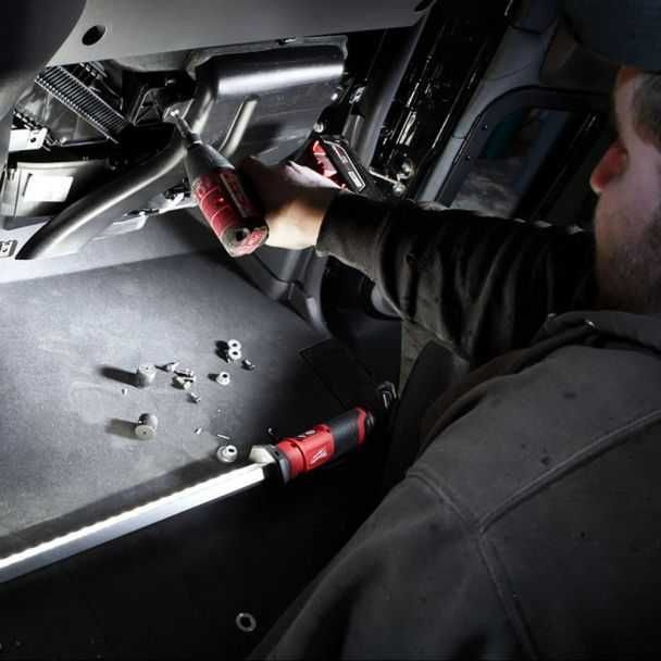 Lampă LED cu prindere pe capotă Milwaukee M12 UHL-0 [5]