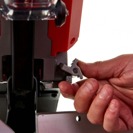 Fierăstrău stationar cu acumulator pentru tăieri precise [6]