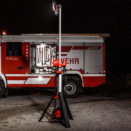 Turn de iluminat Milwaukee extensibil pentru service auto [5]