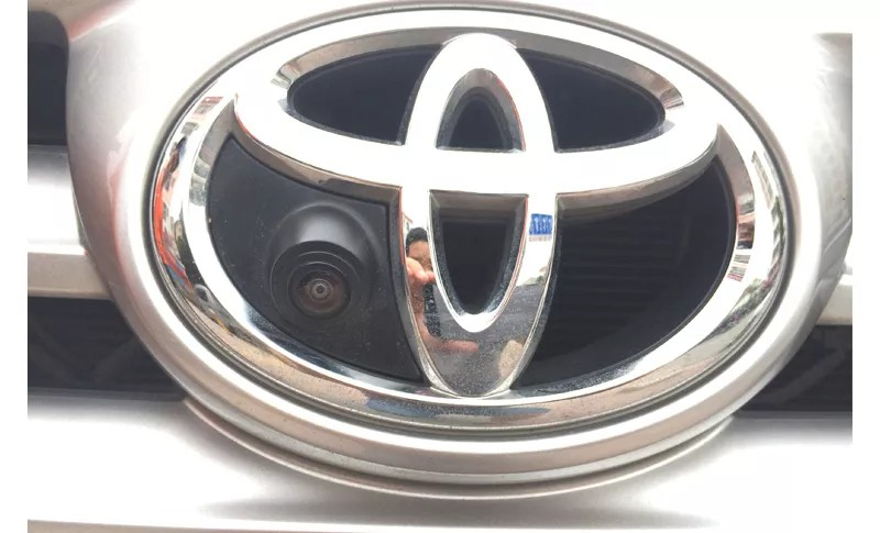 Camera frontala dedicata Toyota cu montaj in sigla [4]