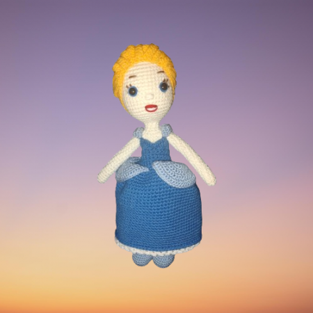 Produse croșetate - Păpușă Cenușăreasa croșetată manual