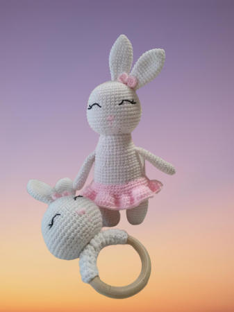 Produse croșetate - Set Rina Iepurina (jucărie de atașament și jucărie zornăitoare)