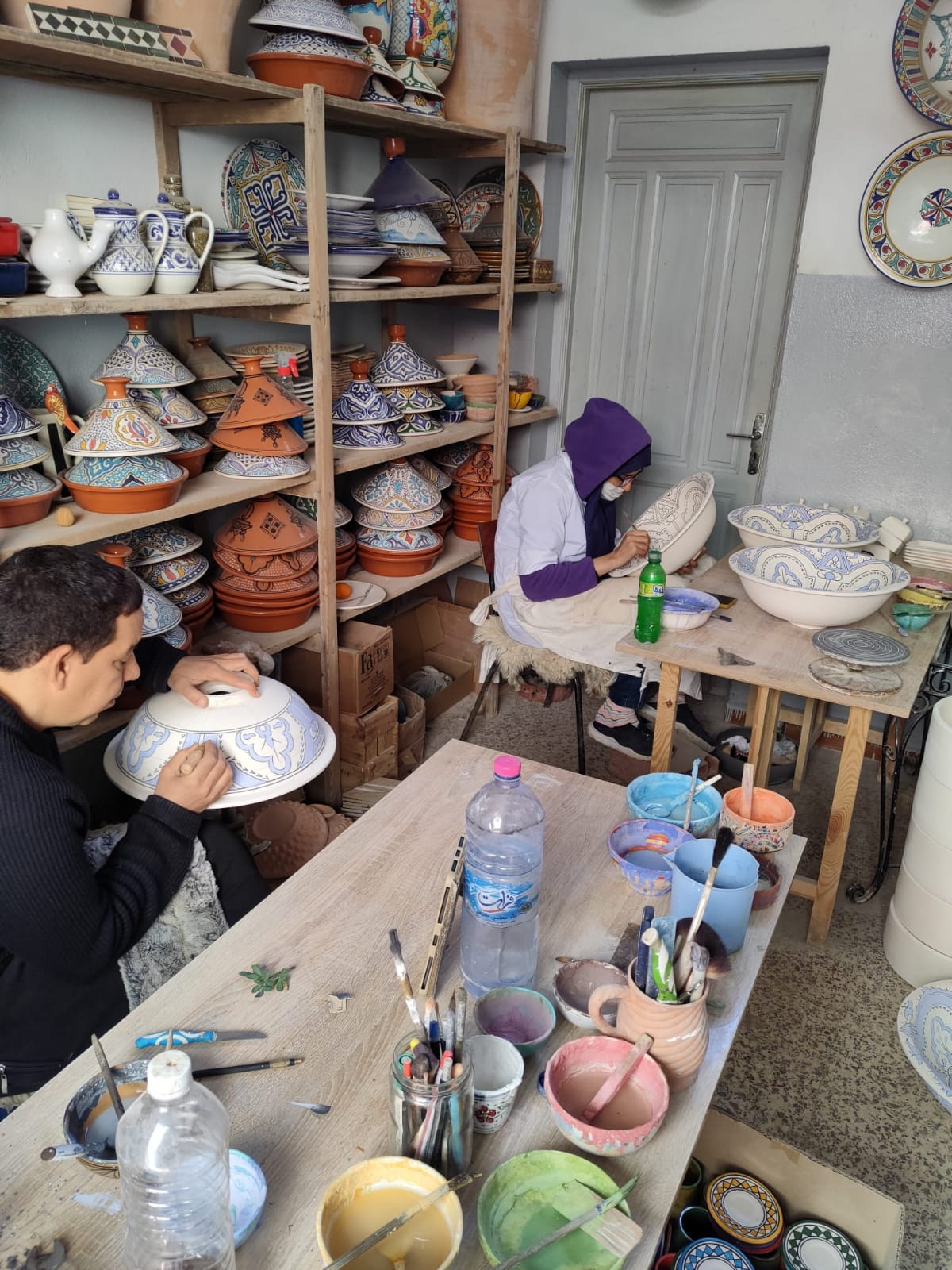 prelucrarea produselor din ceramcia de catre artizanii din Tunisia
