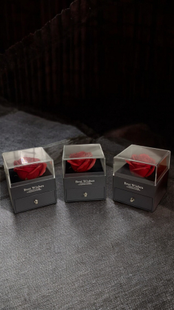 Aranjamente Florale - Cutie Eleganta cu Trandafir și Colier Inoxidabil