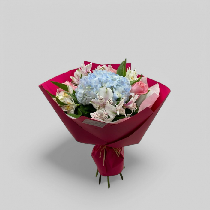 Buchet cu hortensie, trandafiri roz si alstroemeria. [1]