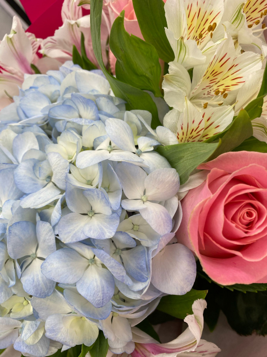 Buchet cu hortensie, trandafiri roz si alstroemeria. [3]