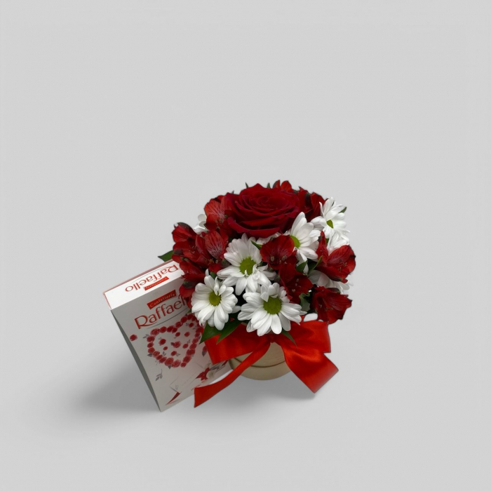 Aranjamentul conține trandafir, crizantemă, alstroemeria și o cutie de bomboane Raffaello. [1]