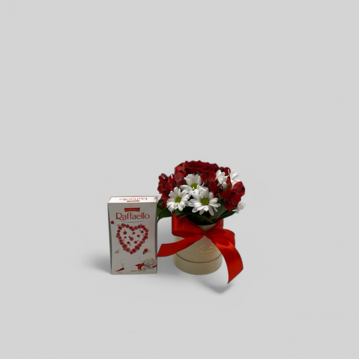 Aranjamentul conține trandafir, crizantemă, alstroemeria și o cutie de bomboane Raffaello. [2]