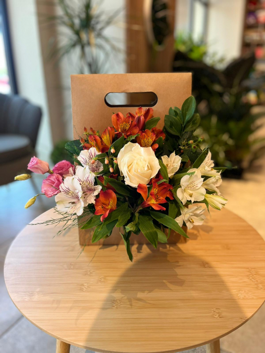 Aranjament floral ”Poșetă plic elegant ” [1]