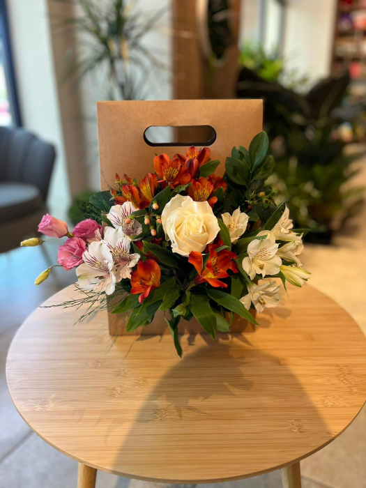 Aranjament floral ”Poșetă plic elegant ” [3]