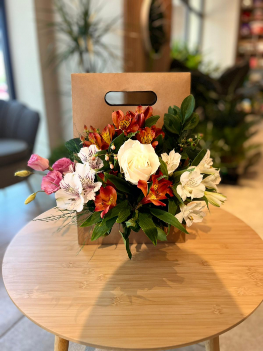 Aranjament floral ”Poșetă plic elegant ” [2]