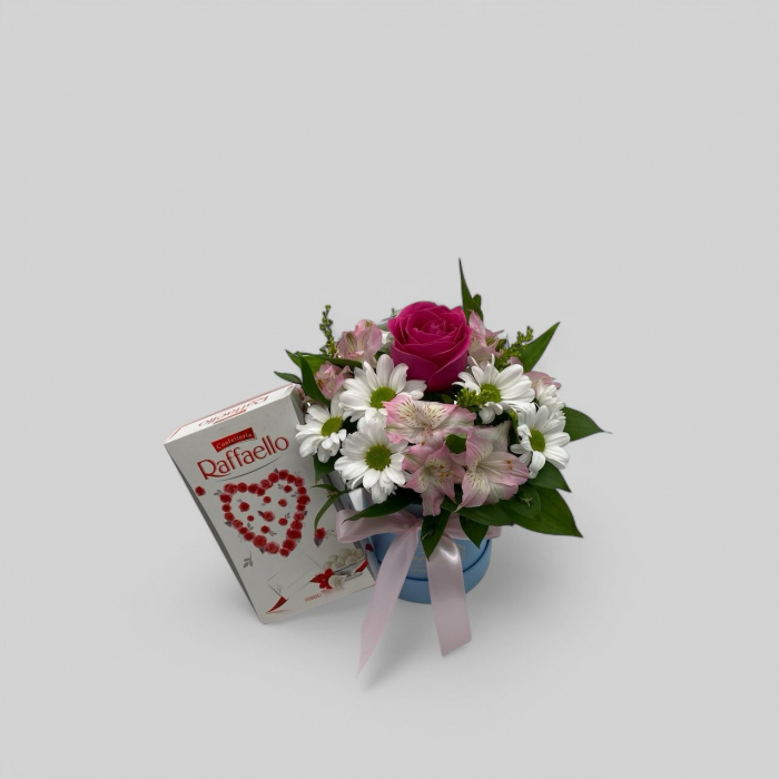 Aranjament floral ce conține trandafir, crizantema, ⁠alstroemeria și o cutie de Raffaello. [3]