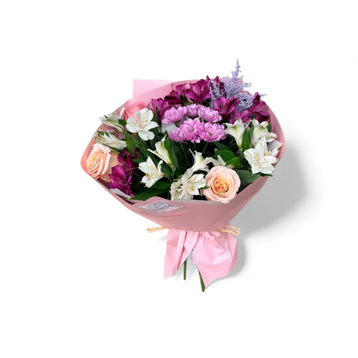 Buchet care conține trandafiri, crizantemă, solidago și alstroemeria. [2]