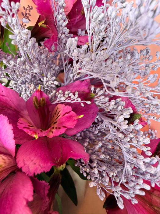 Buchet care conține trandafiri, crizantemă, solidago și alstroemeria. [3]