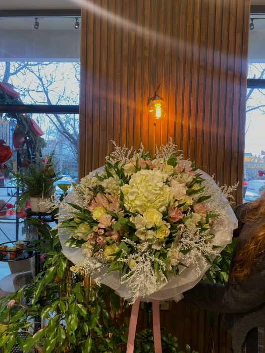 Buchetul conține hortensia, trandafiri albi, alstroemeria alb și roz, solidago alb și vax. [1]