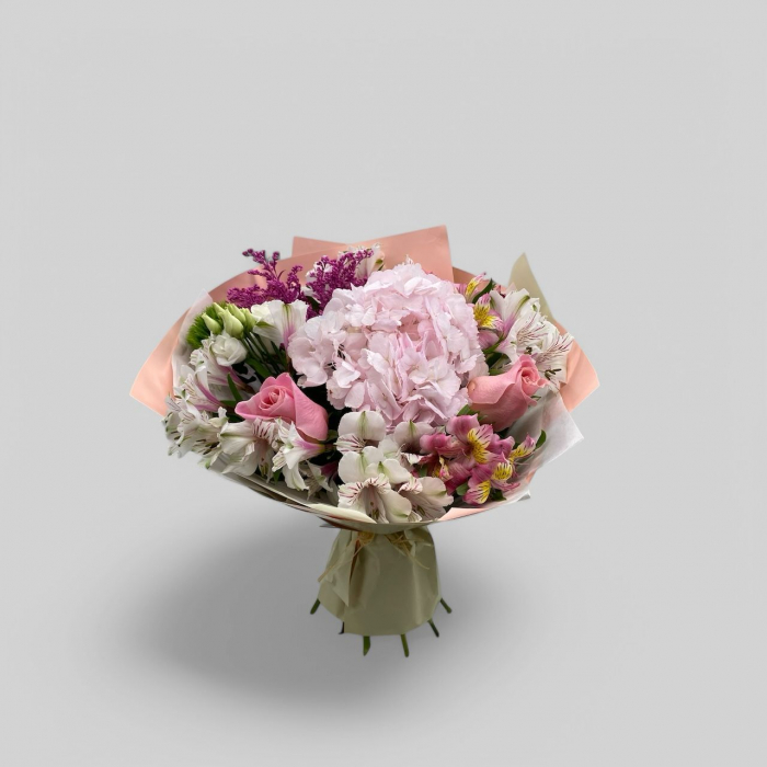 Buchetul conține hortensia, trandafiri roz, alstromeria, eustoma, solidago roz și tric. [2]