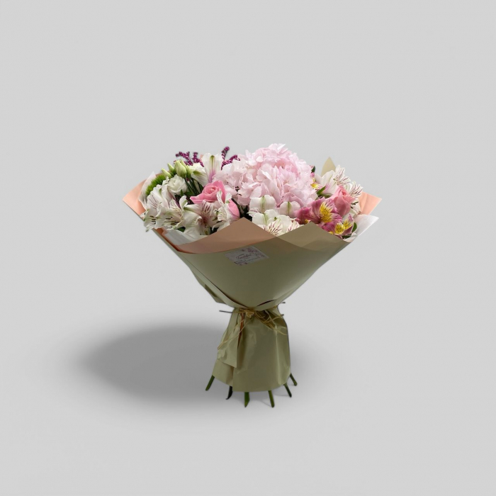 Buchetul conține hortensia, trandafiri roz, alstromeria, eustoma, solidago roz și tric. [1]