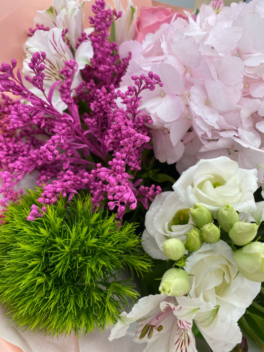 Buchetul conține hortensia, trandafiri roz, alstromeria, eustoma, solidago roz și tric. [3]