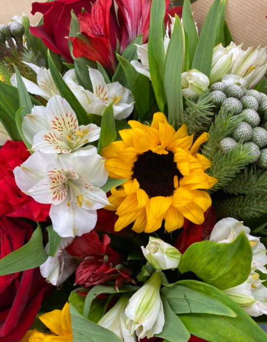 Un buchet mixt unde predomină trandafirii roșii și floarea soarelui. [3]