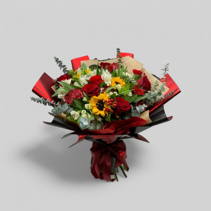 Un buchet mixt unde predomină trandafirii roșii și floarea soarelui. [1]