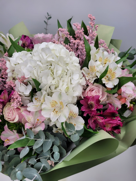 Buchet hortensie alba cu trandafiri roz [3]