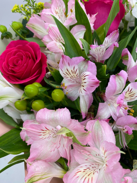 Buchet mixt cu trandafiri, alstroemeria, hipericum, tric si solidago. [3]