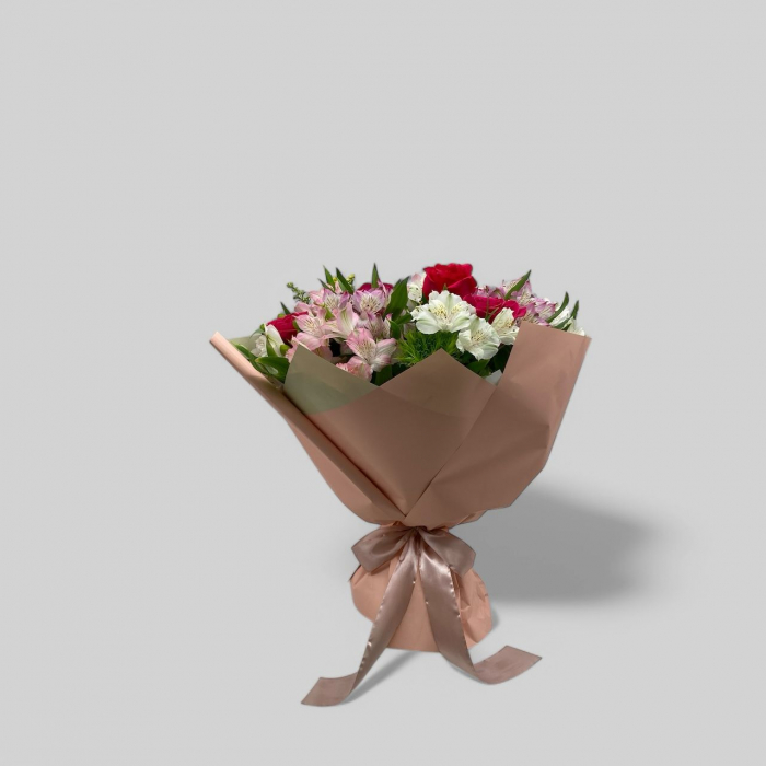 Buchet mixt cu trandafiri, alstroemeria, hipericum, tric si solidago. [2]