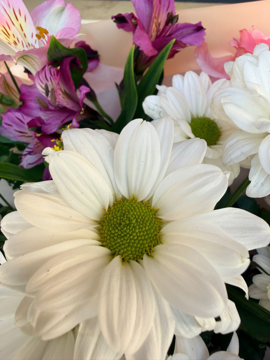 Aranjament cu trandafiri, crizantemă, solidago și alstroemeria. [2]