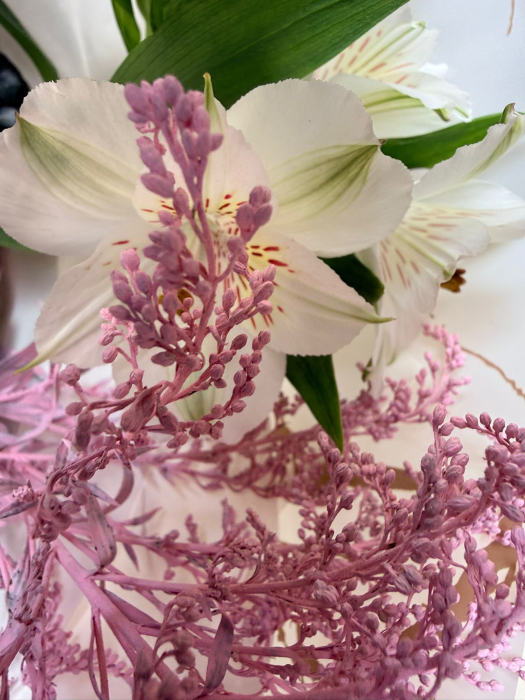 Aranjament mixt cu trandafir, solidago, crizanteme și alstroemeria. [3]