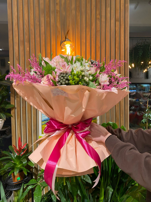 Un buchet cu hortensie și trandafiri roz în rol principal. [2]