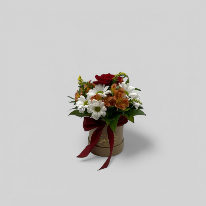 Aranjamentul conține, trandafir, alstroemeria și ⁠crizantema. [2]