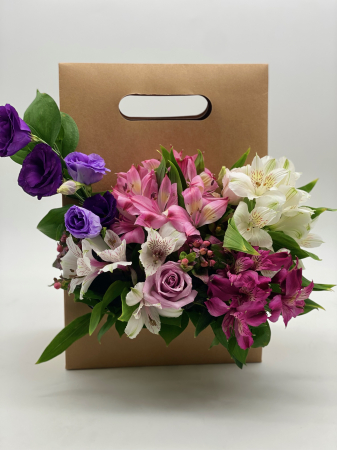 Aranjamente cu flori de primăvară - Aranjament floral ” Just for you purple ”