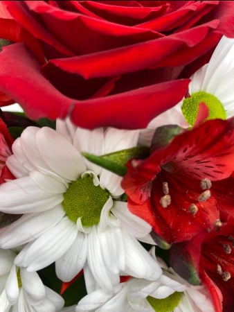Aranjamentul conține trandafir, crizantemă, alstroemeria și o cutie de bomboane Raffaello. [2]