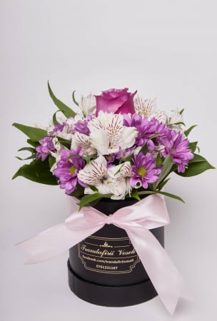 Aranjamente cu flori elegante - Aranjament floral cilindric dark ”varianta 3 din 3”