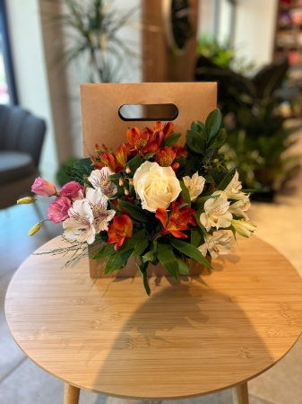 Aranjament floral ”Poșetă plic elegant ” [2]