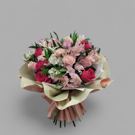 Aranjamente florale - Buchet combo trandafiri si alstroemeria