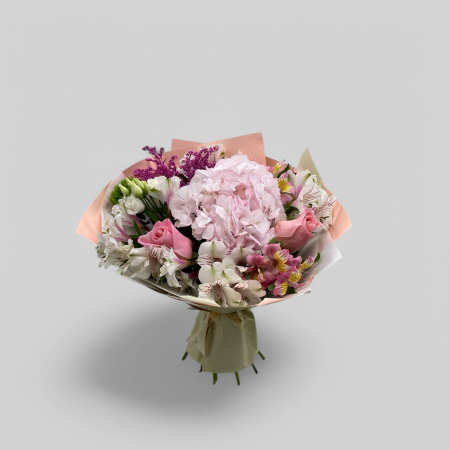 Buchetul conține hortensia, trandafiri roz, alstromeria, eustoma, solidago roz și tric. [1]