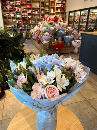 Sf Valentin - Buchet hortensia blue
