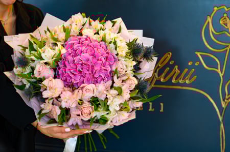 Buchete cu flori de primavara - Buchet hortensia pink
