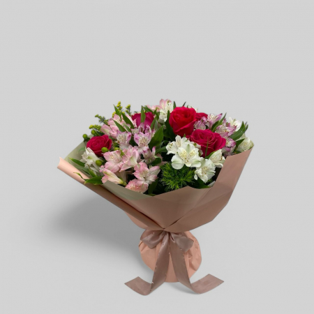 Buchete cu flori mixte - Buchet mixt cu trandafiri, alstroemeria, hipericum, tric si solidago.