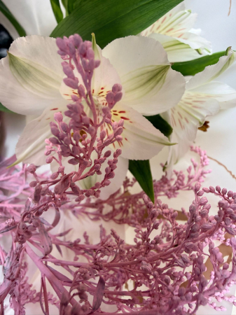 Aranjament mixt cu trandafir, solidago, crizanteme și alstroemeria. [2]