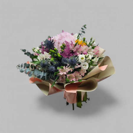 Aranjamente cu flori de primăvară - Buchet mixt hortensie mov