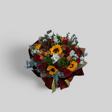 Buchete trandafiri - Un buchet superb cu floarea soarelui și trandafiri roșii.