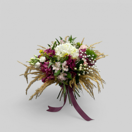 Buchete cu flori de primavara - Un buchet mixt cu hortensie în rolul principal.