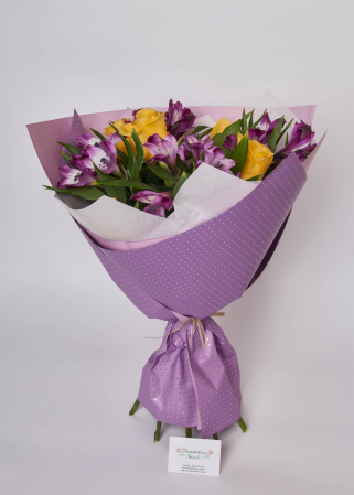 Buchete cu flori elegante - Buchet trandafiri și alstroemeria