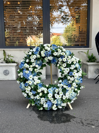 Funerare - Coroana flori albe/albastre 95cm