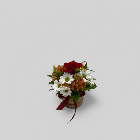 Cutii cu trandafiri - Aranjamentul conține, trandafir, alstroemeria și ⁠crizantema.