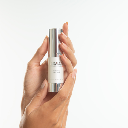 Descoperă magia ochilor tineri cu Caviar of Switzerland Revitalizing Eye Cream. Pune-ți privirea în valoare și strălucește! Cumpără acum și bucură-te de o frumusețe radiantă! [3]