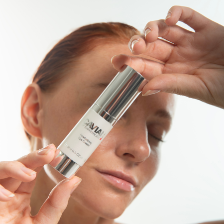 Descoperă magia ochilor tineri cu Caviar of Switzerland Revitalizing Eye Cream. Pune-ți privirea în valoare și strălucește! Cumpără acum și bucură-te de o frumusețe radiantă! [6]