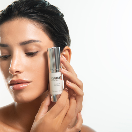 Descoperă magia ochilor tineri cu Caviar of Switzerland Revitalizing Eye Cream. Pune-ți privirea în valoare și strălucește! Cumpără acum și bucură-te de o frumusețe radiantă! [4]